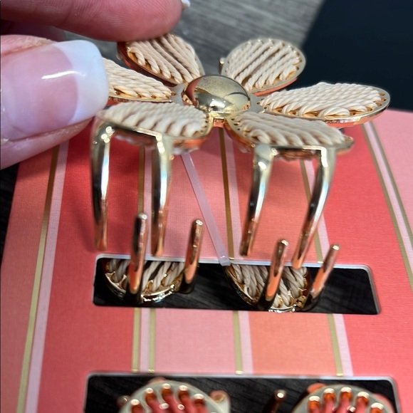 Piper K | Metal Flower Hair Clips - Picture 5 of 6